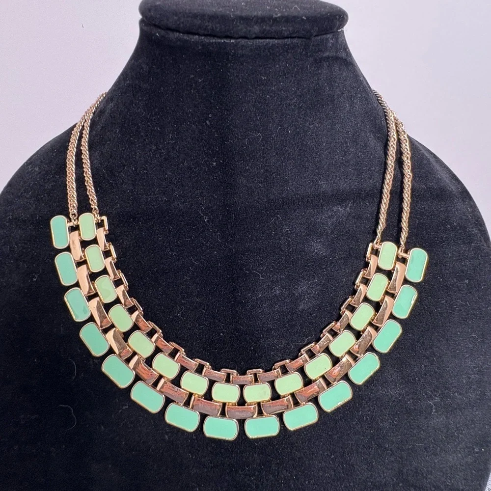 Gorgeous Vintage Inspired Gold Tone and Green Bib-Style Necklace - Picture 3 of 9